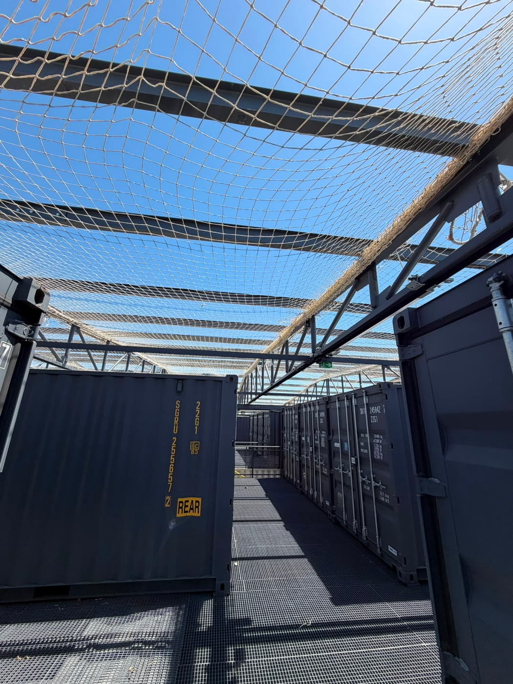 Filet de protection au-dessus de containers de self-stockage extérieur