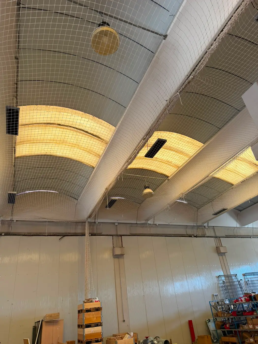 Filet de sécurité en nappe sous une toiture industrielle